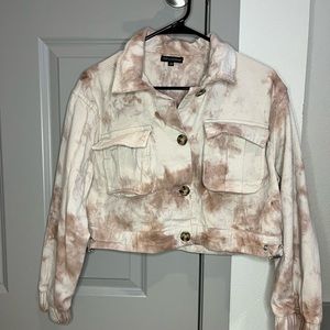 neutral tie dye cropped utility jacket